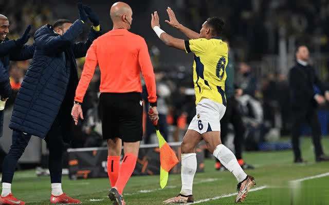 尼斯篮板制胜备战欧冠比利亚雷亚尔状态回暖备战欧冠，西汉姆冲刺阶段队长鼓劲看傻球迷的简单介绍